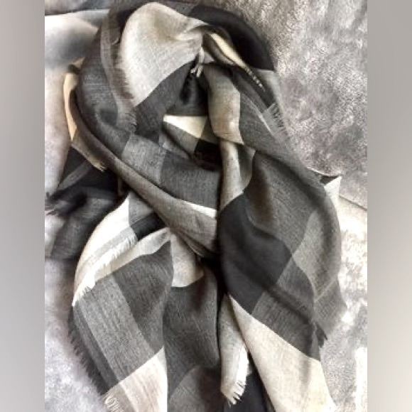 Brand New Burberry Lightweight Cashmere Black and Grey Check Scarf - Picture 3 of 4